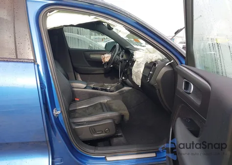 2020 Volvo Xc40 T4 R-Design z USA, uszkodzony, nr VIN YV4AC2HM0L2284251